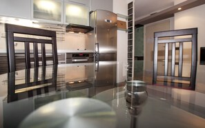 City Apartment | Private kitchen | Full-size fridge, oven, stovetop, cookware/dishes/utensils