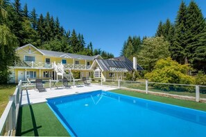 Una piscina al aire libre de temporada