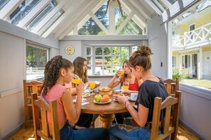 Desayuno continental gratuito y diario