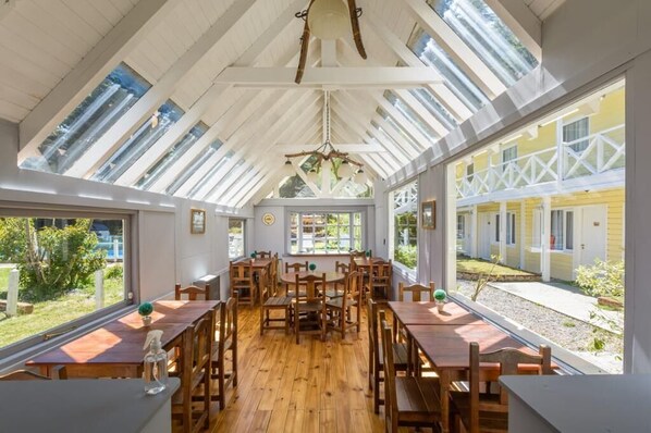 Free daily continental breakfast - Hostería Las Acacias (Villa La Angostura)