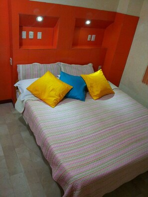 Basic Single Room | Iron/ironing board, free WiFi - Hotel Livingston Inn (Guayaquil)