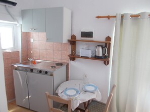 Kühlschrank, Ofen, Wasserkocher mit Kaffee-/Teezubehör, Wasserkocher