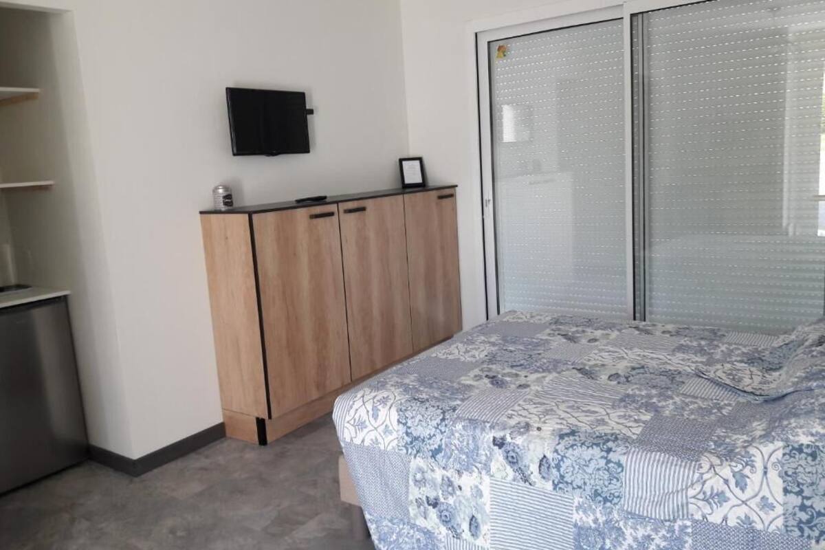 Estudio, con acceso para personas discapacitadas, baño privado | Cortinas blackout, tabla de planchar con plancha y wifi gratis