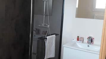 Studio, Private Bathroom | Bathroom | Shower, rainfall showerhead, free toiletries, hair dryer