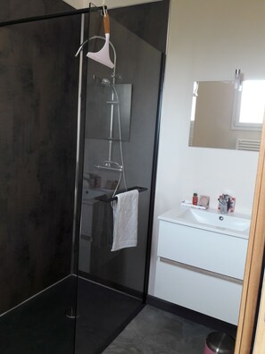 Studio, Private Bathroom | Bathroom | Shower, rainfall showerhead, free toiletries, hair dryer - La Maison Familiale (Lagarrigue)