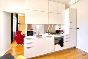 Frigorifero, microonde, piano cottura, lavastoviglie