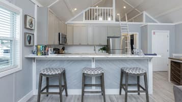 Kjøleskap, mikrobølgeovn, kokeplater og oppvaskmaskin