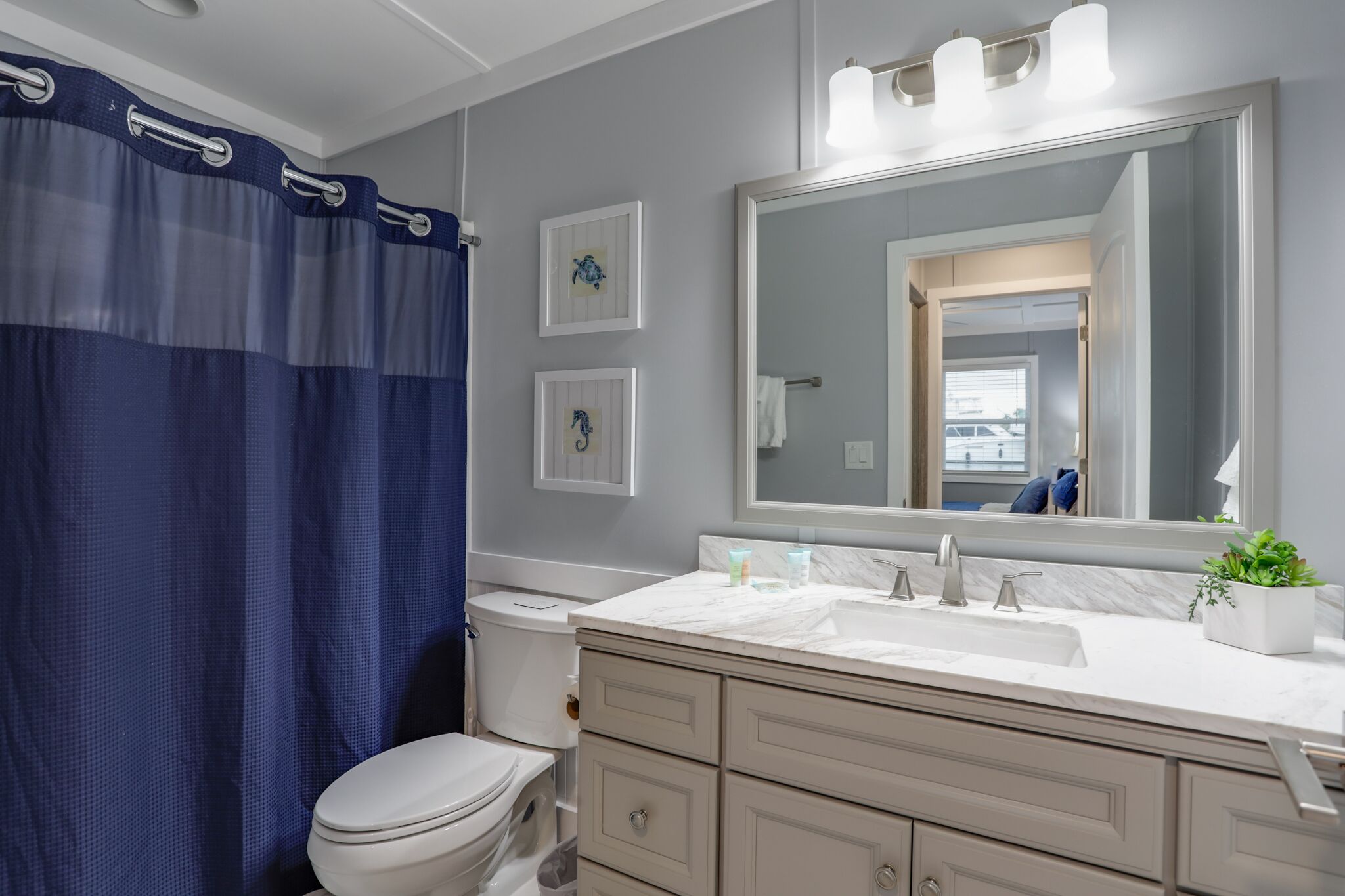 Dusj, hårføner, håndklær og såpe