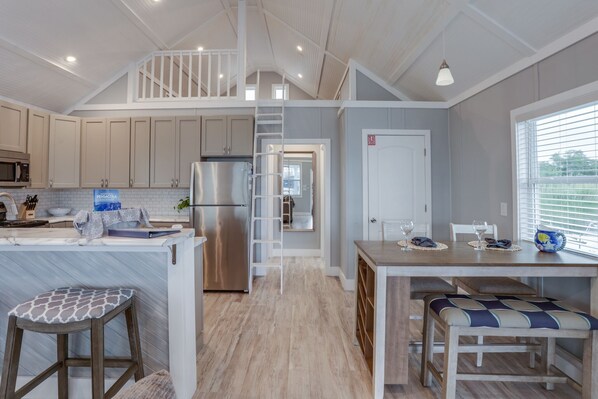 Een koelkast, een microgolfoven, een kookplaat, een vaatwasser