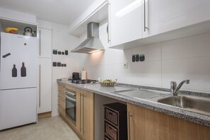 Jääkaappi, mikroaaltouuni, uuni, leivänpaahdin
