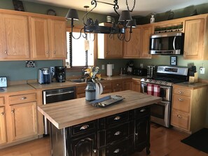 Fridge, microwave, oven, stovetop - WINTERFELL-NH BEST OF NH GORGEOUS LAKE &  MOUNTAIN VIEWS,  NEVER PP ADDS (Pittsburg)