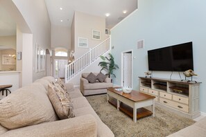 獨棟房屋, 5 間臥室, 私人泳池 (4 Bathrooms) | 起居區 | 60-吋平面電視、有線頻道、 LCD 液晶電視