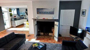 TV, fireplace