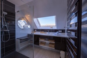 Kombinert dusj/badekar, hårføner og håndklær