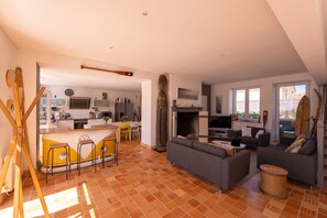 A modern living space with a kitchen, dining area, and seating area. - Ti Nalu, a large family home near the beaches (Plouharnel)