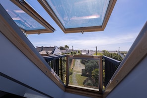 Claraboia com vista para uma área residencial.