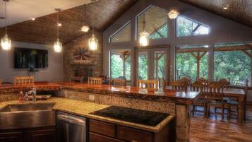 Grand réfrigérateur, micro-ondes, four, plaque de cuisson