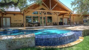 Outdoor pool, an infinity pool