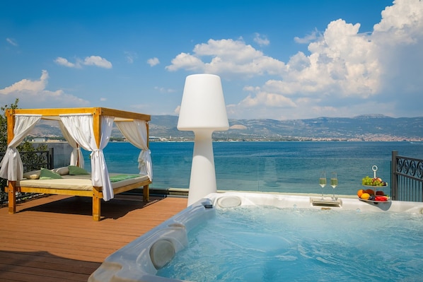 Outdoor spa tub