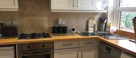 Chambre | Cuisine partagée | Grand réfrigérateur, four, plaque de cuisson, lave-vaisselle