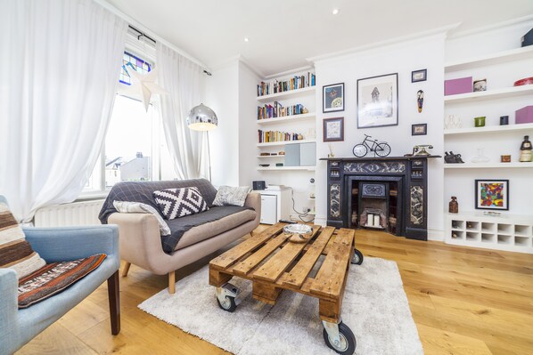 Wilde Victorian Room & private Bathroom | Living area