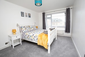Appartement, 2 chambres | 2 chambres, fer et planche à repasser, accès au Wi-Fi (inclus)
