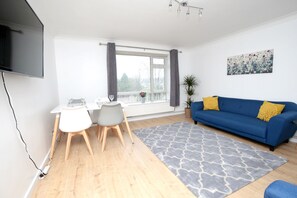 Apartment, 2 Schlafzimmer | Wohnbereich | Flachbildfernseher