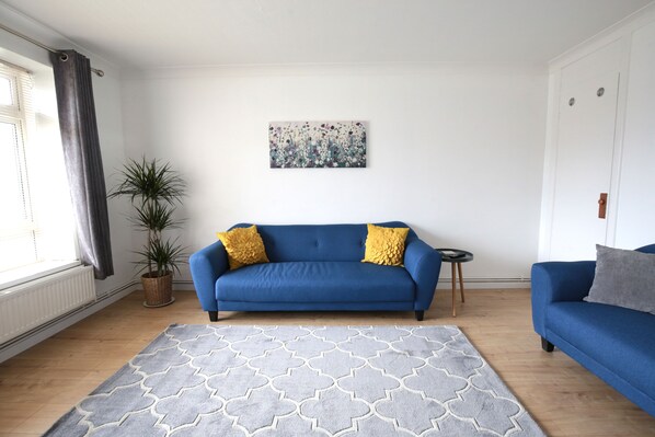 Appartement, 2 chambres | Aire de séjour | Téléviseur à écran plat