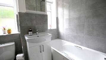 Apartment, 2 Bedrooms | Bathroom | Combined shower/bathtub, towels