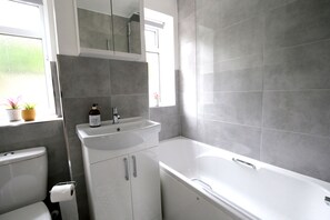Apartamento, 2 habitaciones | Baño | Ducha y bañera combinadas y toallas