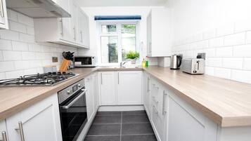Apartment, 2 Bedrooms | Private kitchen | Fridge, microwave, oven, stovetop