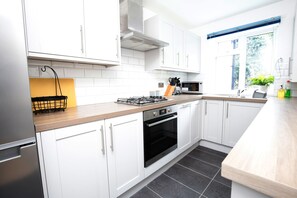 Apartment, 2 Schlafzimmer | Eigene Küche | Kühlschrank, Mikrowelle, Ofen, Herdplatte