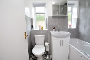Apartment, 2 Bedrooms | Bathroom | Combined shower/tub, towels
