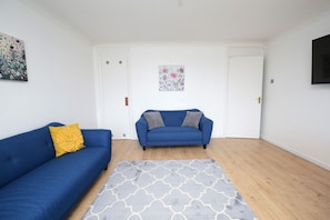 Apartment, 2 Schlafzimmer | Wohnbereich | Flachbildfernseher