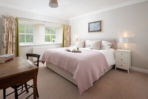 Tabla de planchar con plancha, cuna de viaje, wifi y ropa de cama