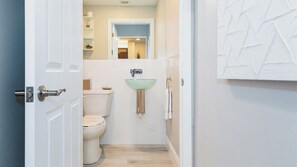 Shower, hair dryer, towels - 315 Mariners Club - 3 bedroom condo with unobstructed ocean views (Key Largo)