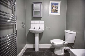 Căn hộ | Phòng tắm | Vòi sen/bồn tắm kết hợp, đồ dùng nhà tắm miễn phí, máy sấy tóc 