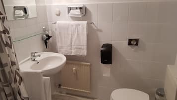Standaard tweepersoonskamer, privébadkamer | Badkamer | Handdoeken
