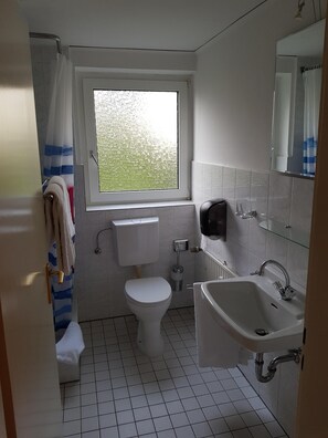 Standard Double Room, Private Bathroom | Bathroom | Towels - Hotel Restaurant Landgasthof Zum Häuschen (Roesrath)