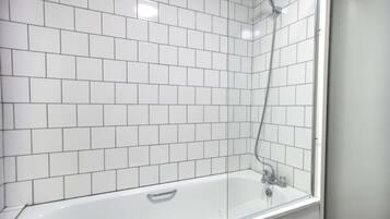 Seaview | Bathroom | Combined shower/tub, free toiletries, hair dryer, towels