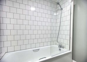 Seaview | Bathroom | Combined shower/tub, free toiletries, hair dryer, towels - Seaview (Hastings)