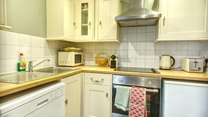 Apartamento | Cocina privada | Cafetera o tetera, frigorífico, microondas y horno