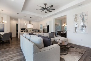 Ferienhaus, 4 Schlafzimmer, eigener Pool (3.5 Bathrooms) | Wohnbereich | 50-Zoll-Flachbildfernseher mit Kabelempfang, LCD-Fernseher