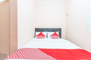 Standard Double Room | Free WiFi, bed sheets - OYO 1841 Kathyrn Residence (Depok)