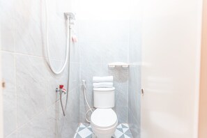 Standard Double Room | Bathroom | Shower, towels - OYO 1841 Kathyrn Residence (Depok)