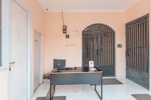 Reception - OYO 1841 Kathyrn Residence (Depok)