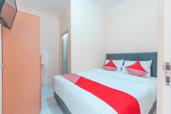 Standard Double Room | Free WiFi, bed sheets - OYO 1841 Kathyrn Residence (Depok)