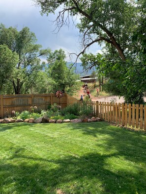 Property grounds - SUNFLOWER COTTAGE RETREAT! MANITOU, GARDEN OF THE GODS, HORSES! (Colorado Springs)