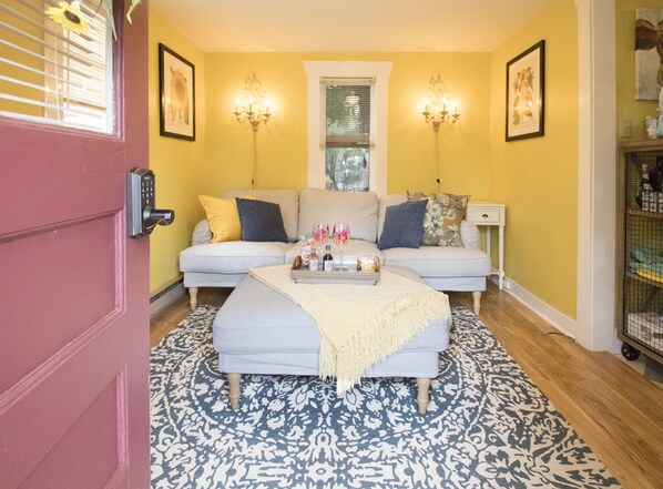 TV - SUNFLOWER COTTAGE RETREAT! MANITOU, GARDEN OF THE GODS, HORSES! (Colorado Springs)