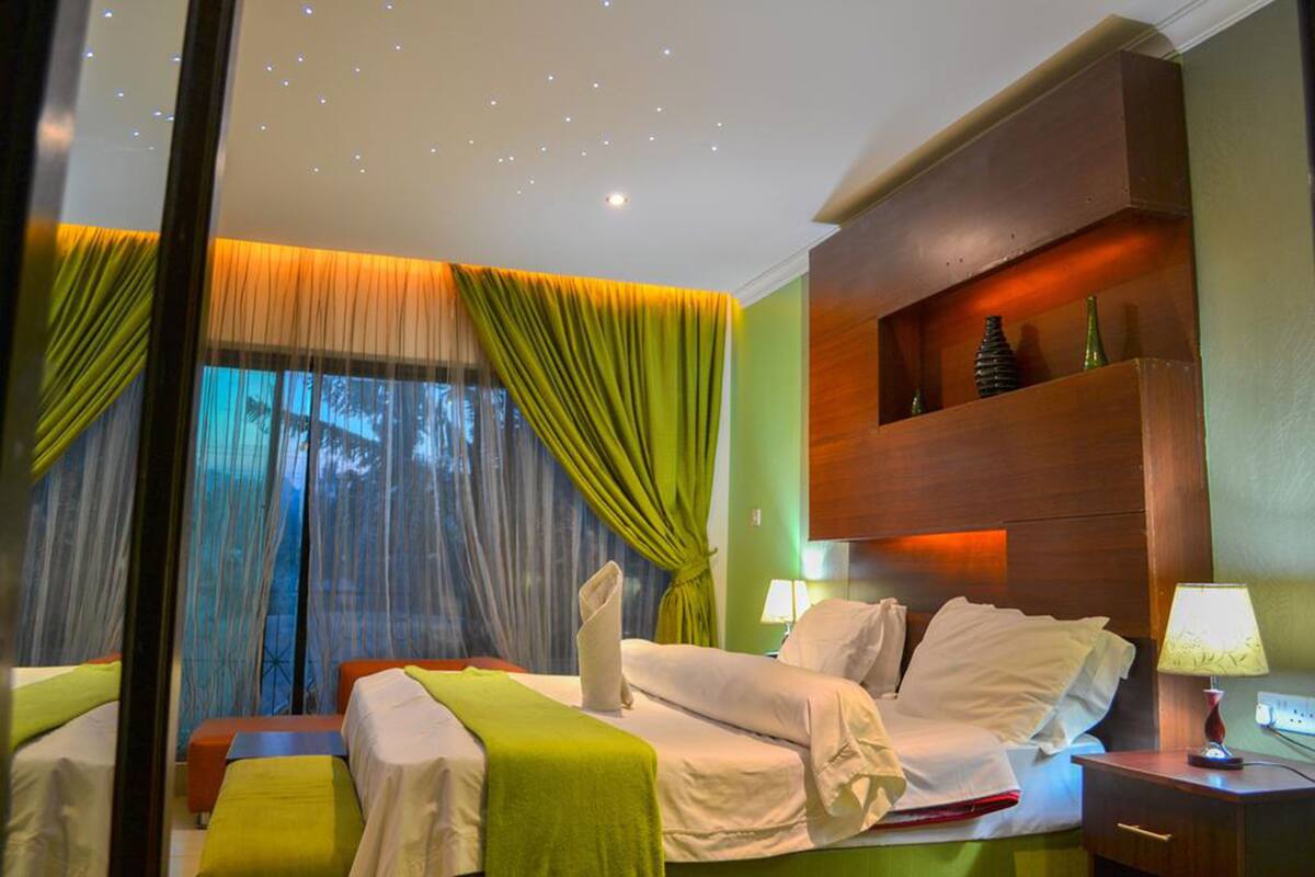 Phòng Superior | Bàn, màn/rèm cản sáng, bàn ủi/dụng cụ ủi quần áo